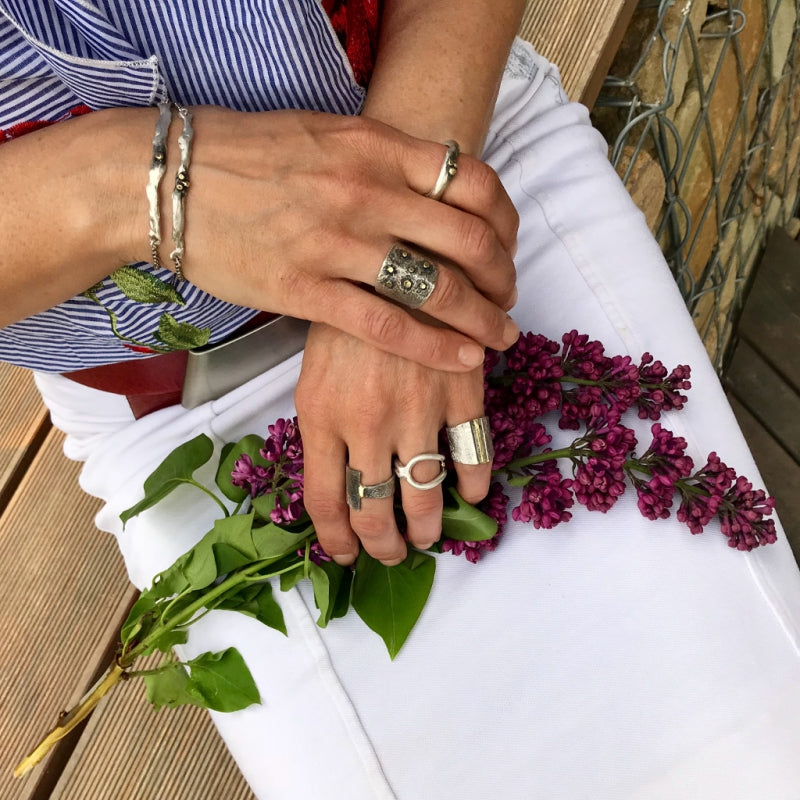 Ring Simply metals with structure and gold dots