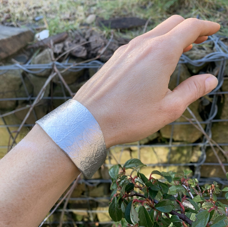 Open cuff Simply metals with structure