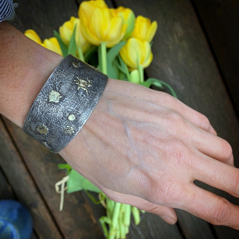 Open cuff Simply metals with structure and gold parts