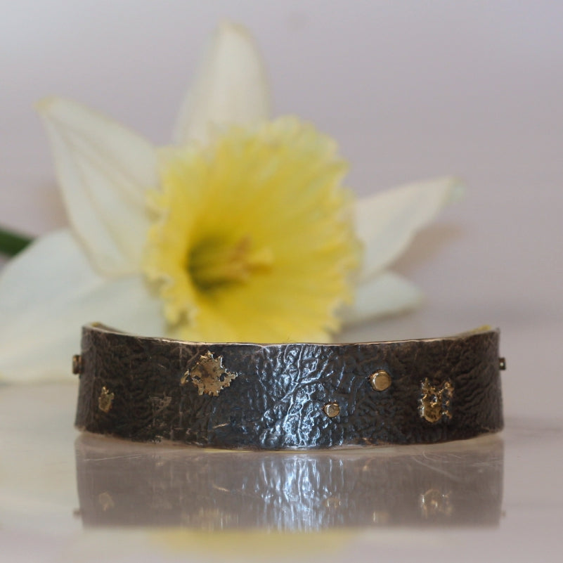 Narrow open cuff Simply metals with structure and gold parts