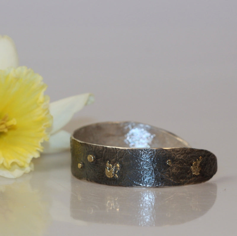 Narrow open cuff Simply metals with structure and gold parts