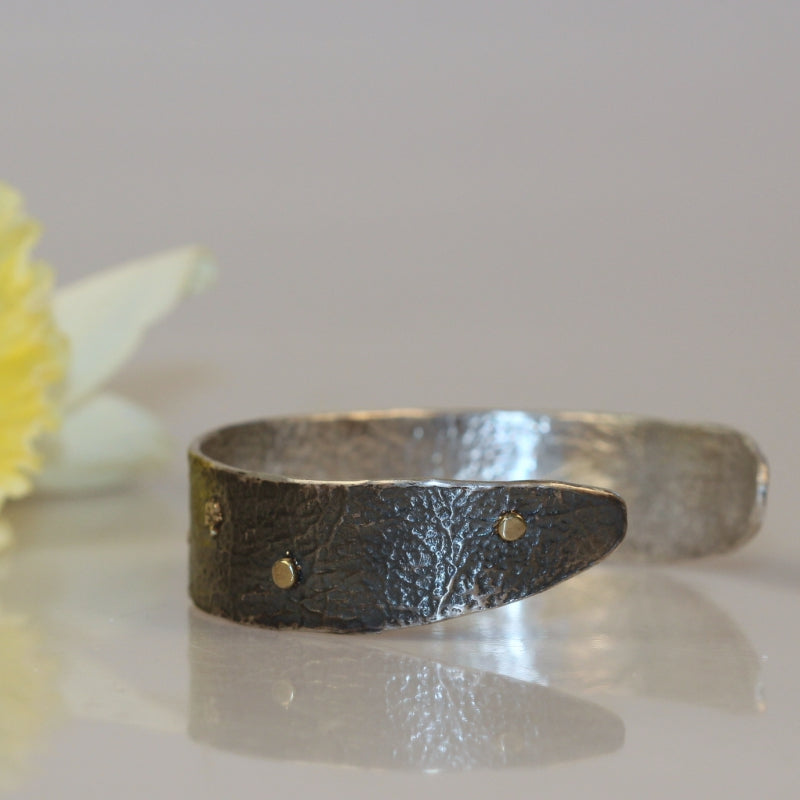 Narrow open cuff Simply metals with structure and gold parts
