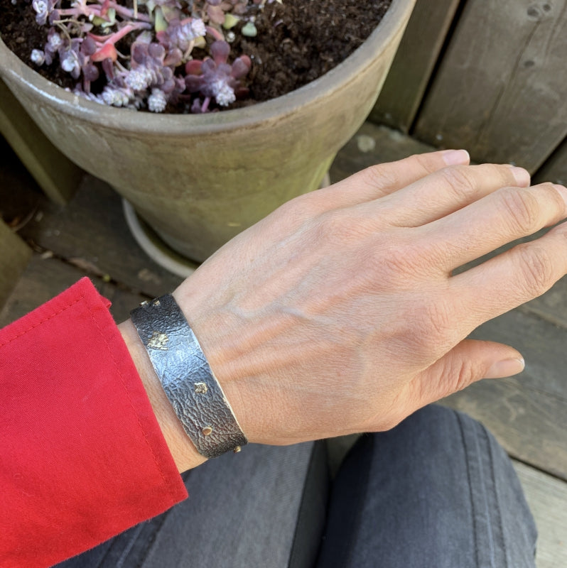 Narrow open cuff Simply metals with structure and gold parts