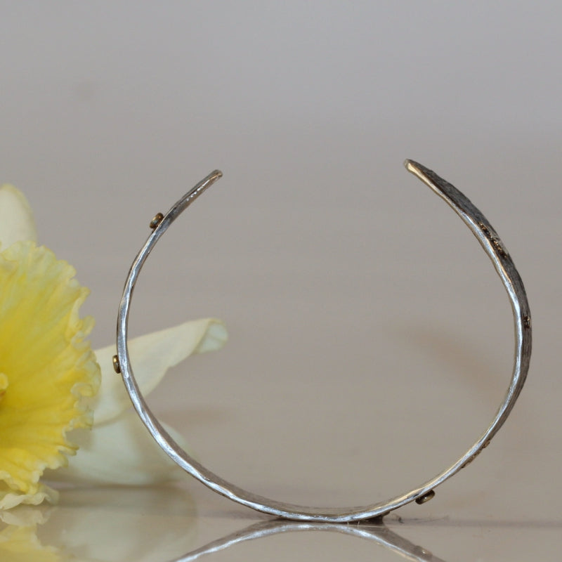 Narrow open cuff Simply metals with structure and gold parts