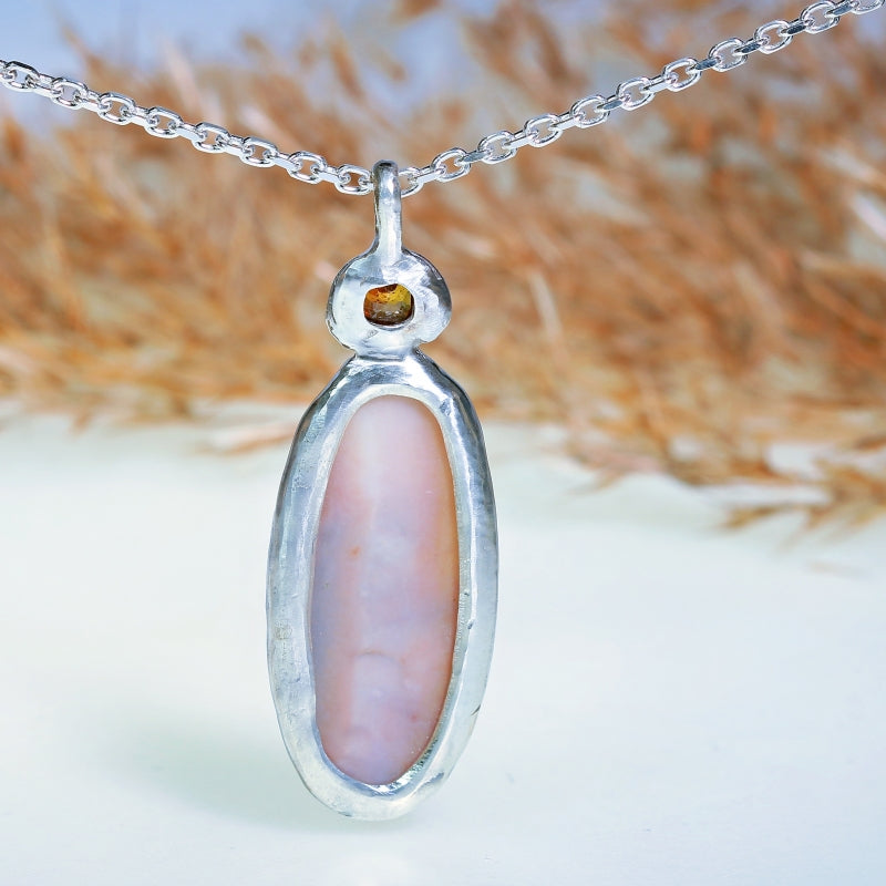 Necklace with oval dendritic agate and sphene