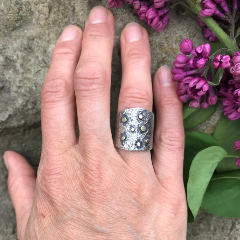 Ring Simply metals with structure and gold dots