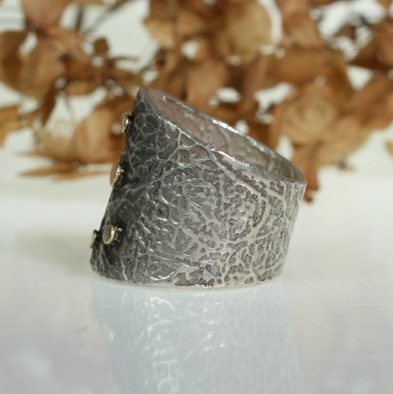 Ring Simply metals with structure and gold dots