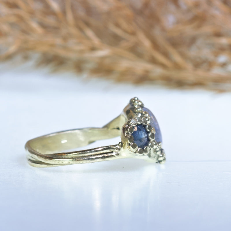 Gold ring with dumortierite and sapphire