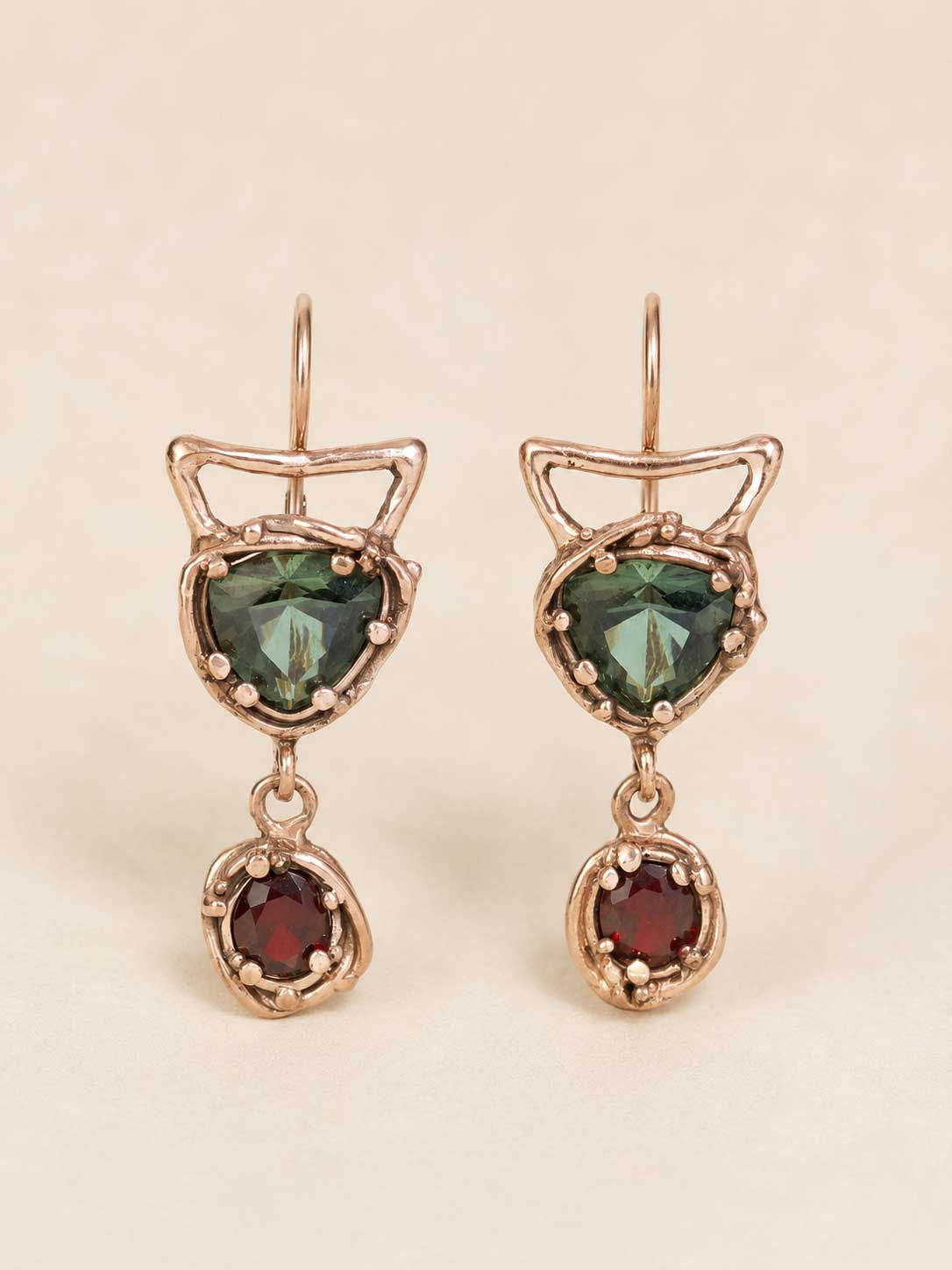 Boucles d'oreilles en or avec moldavites et grenats de Bohême - or rose