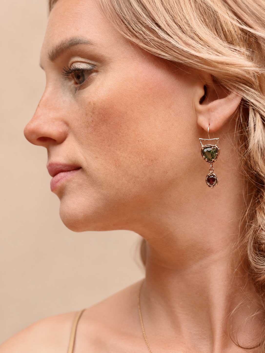 Boucles d'oreilles en or avec moldavites et grenats de Bohême - or rose