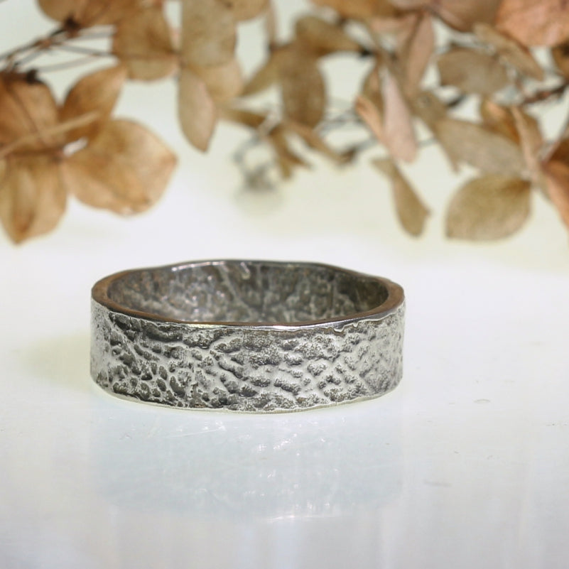 Structured band ring