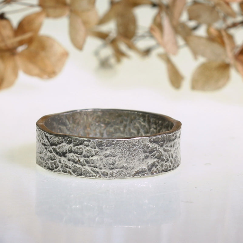 Structured band ring