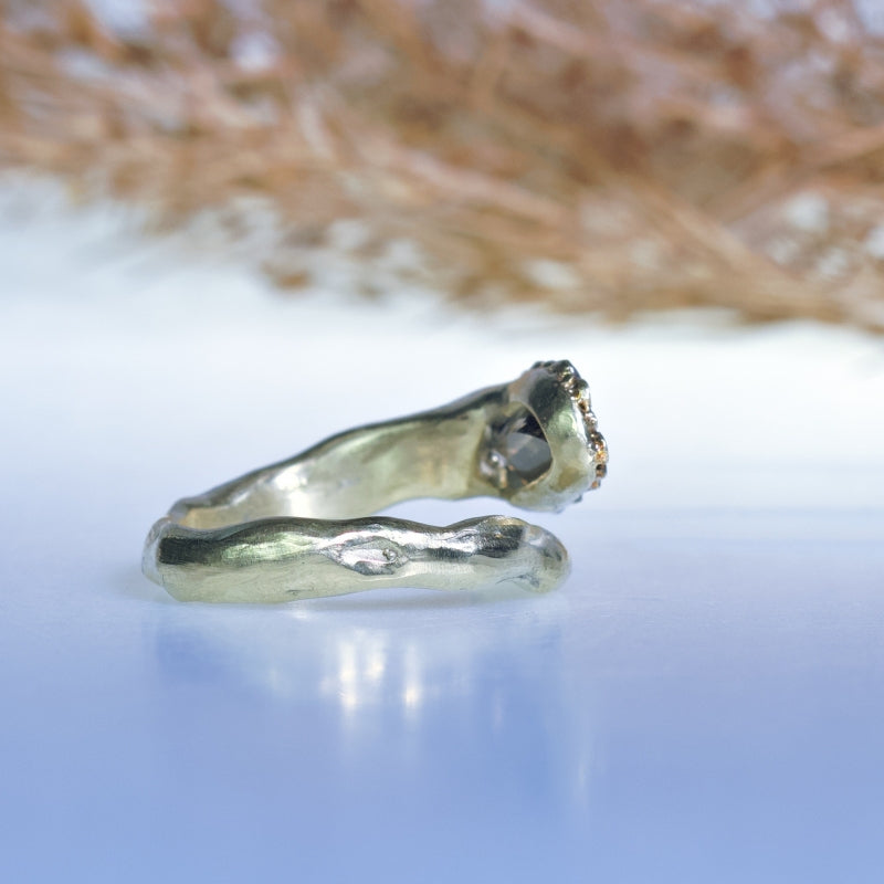 Gold open shape ring with zirkon
