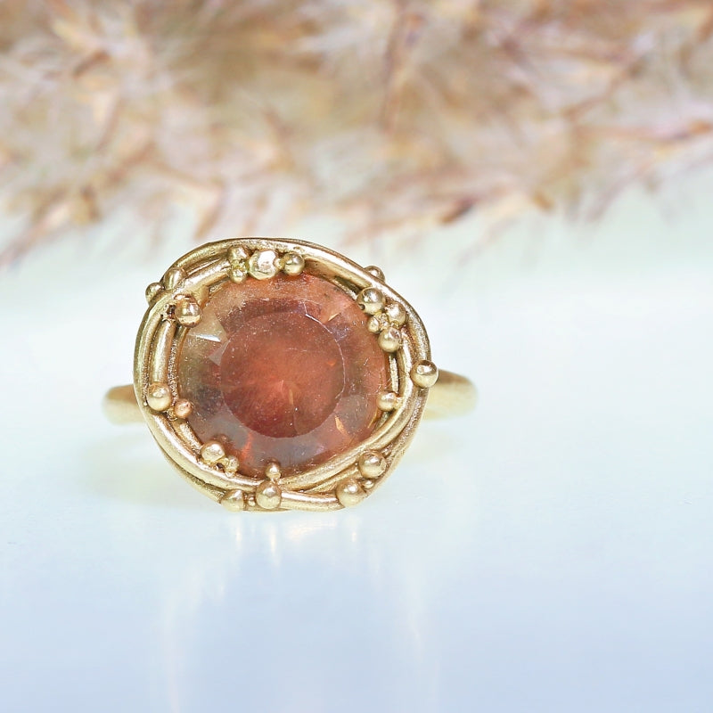 Gold ring with Oregone sunstone