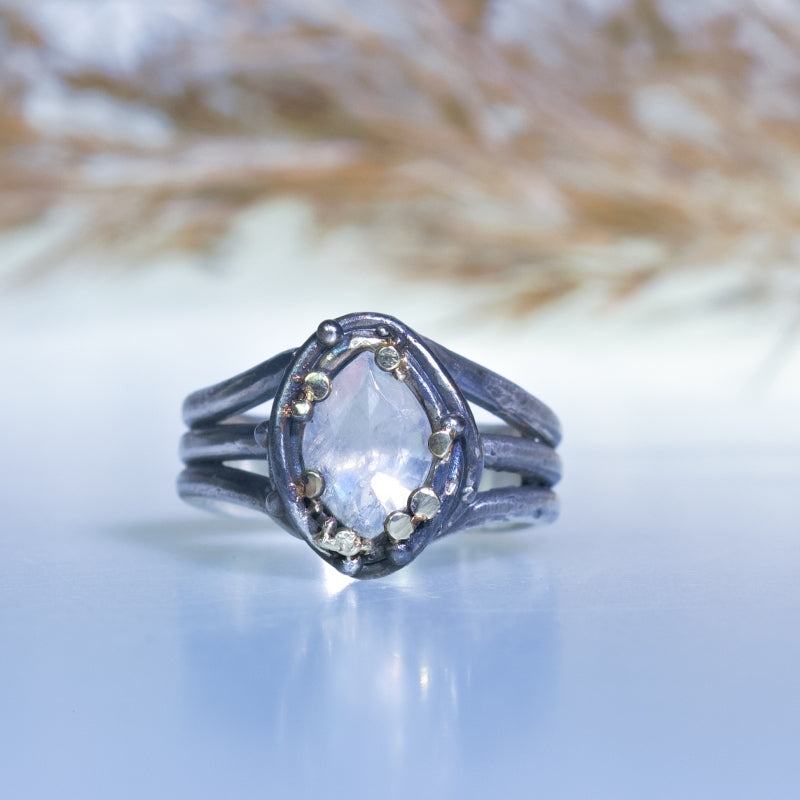Ring with moonstone and triple band