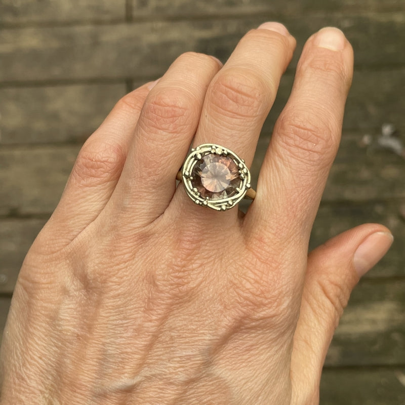 Gold ring with Oregone sunstone