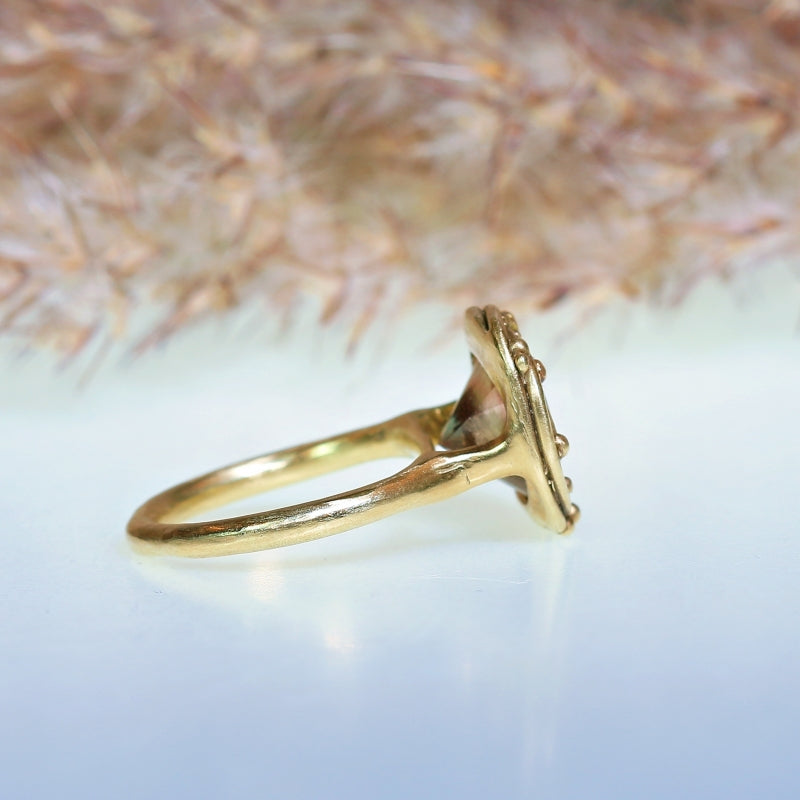 Gold ring with Oregone sunstone