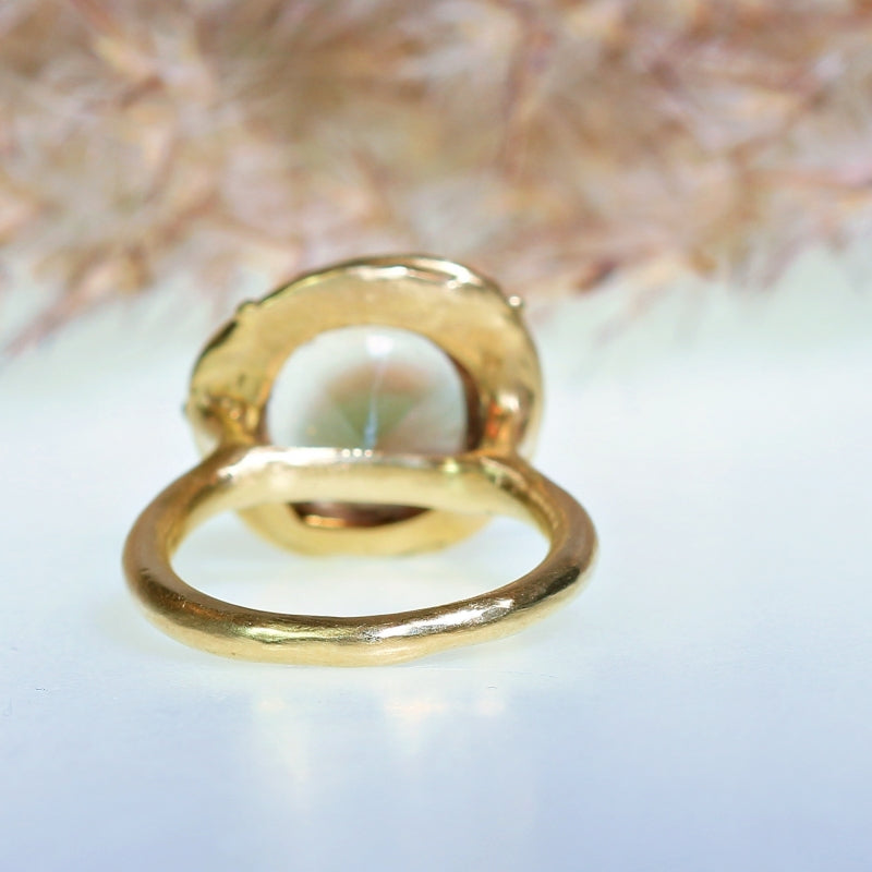 Gold ring with Oregone sunstone