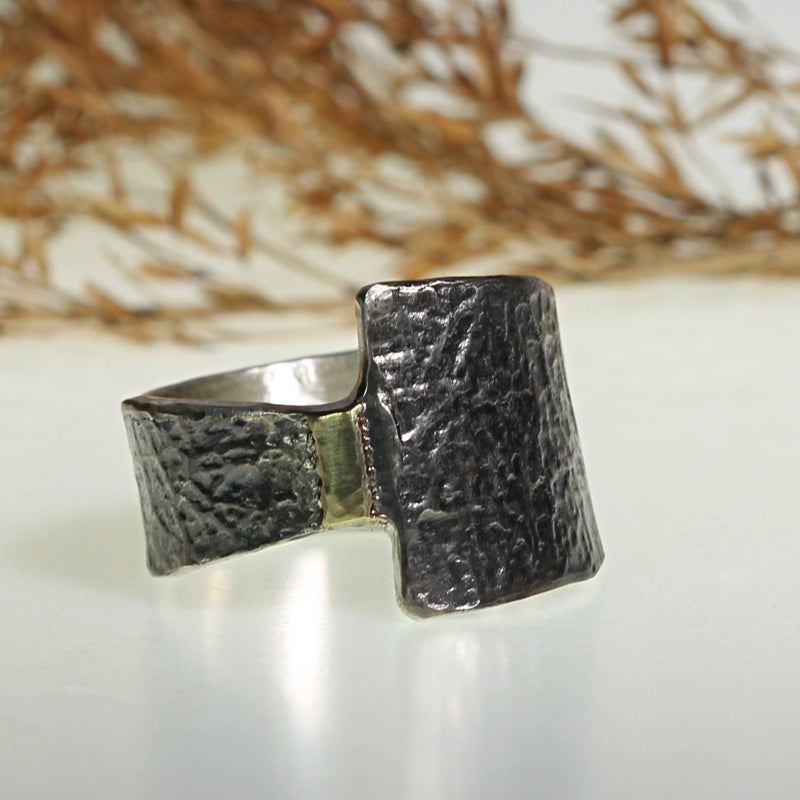 Asymetric ring Simply metals with structure