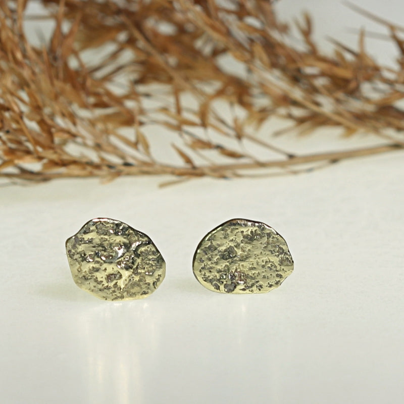 Gold structure stud earrings
