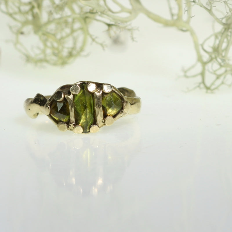 Gold ring with three sfenes/titanites and organic band