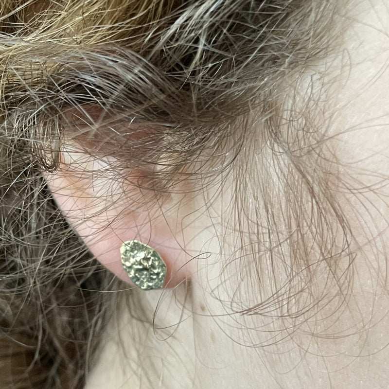 Gold structure stud earrings