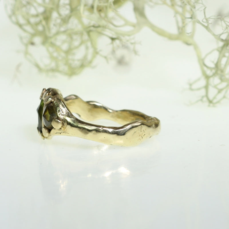 Gold ring with three sfenes/titanites and organic band