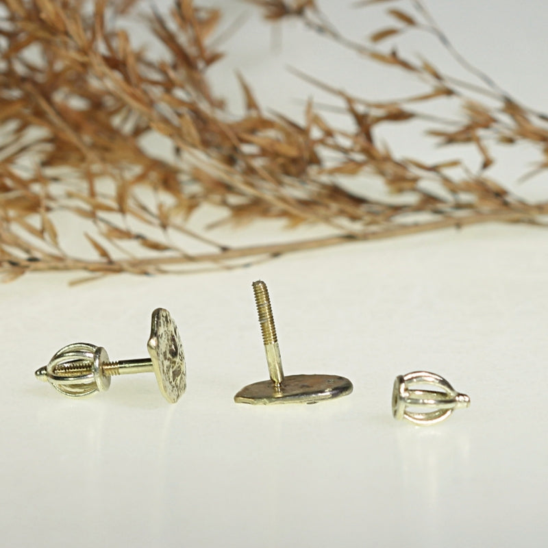 Gold structure stud earrings