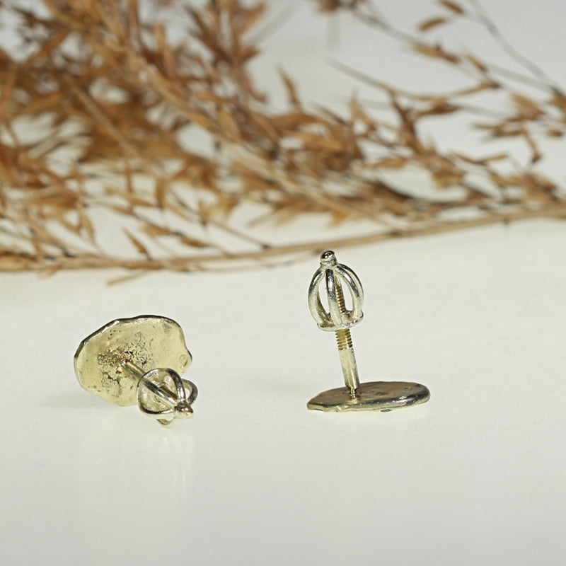Gold structure stud earrings
