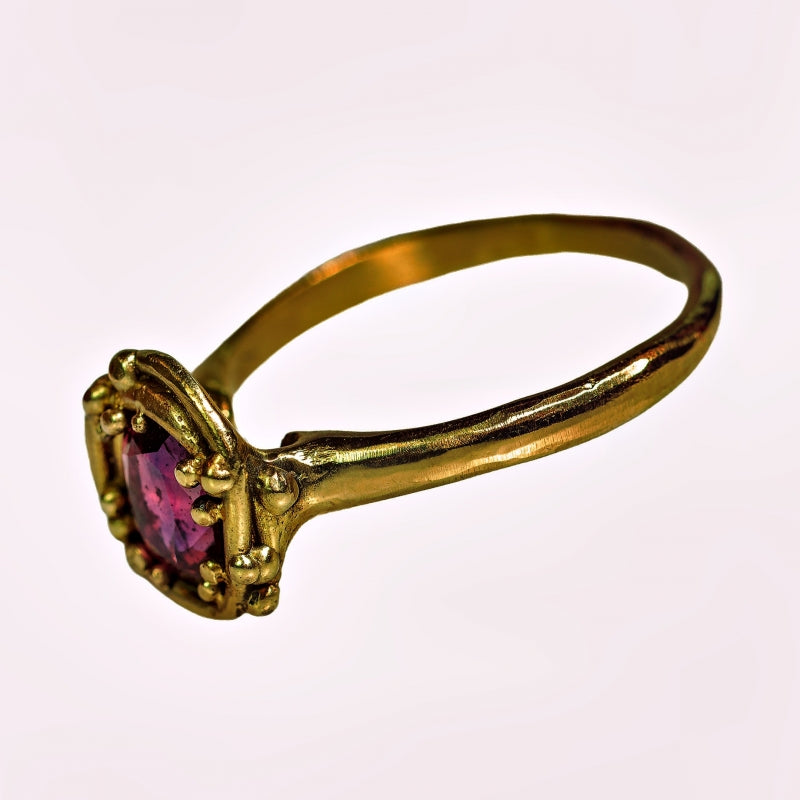Gold ring with Winza sapphire/ruby