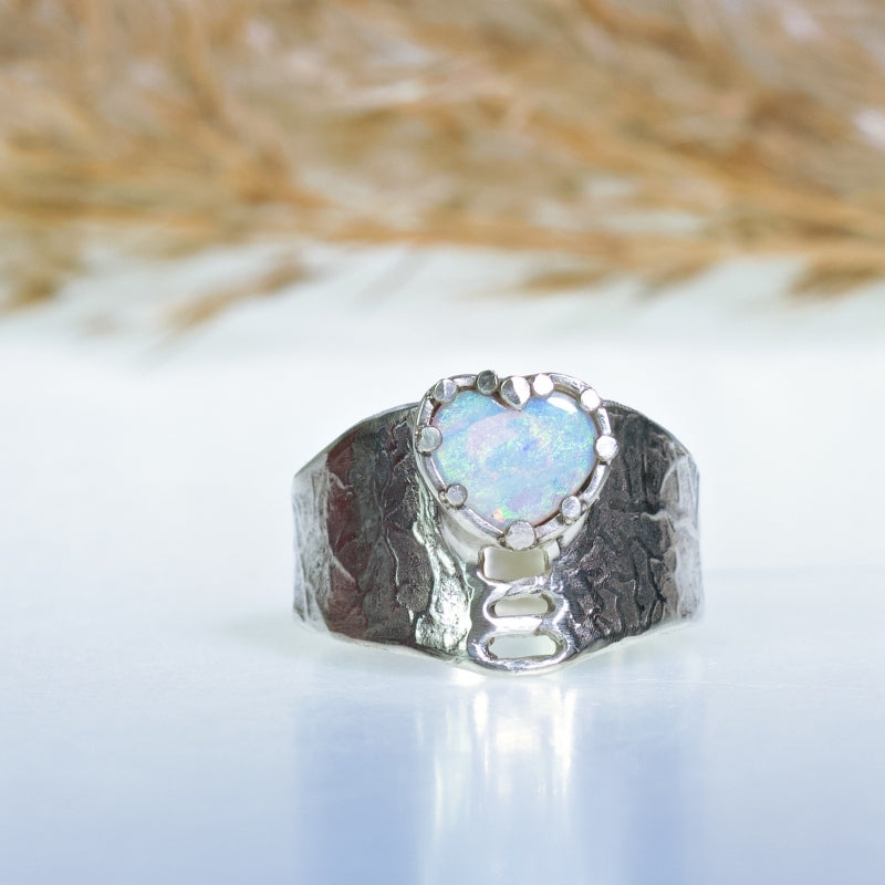White gold ring Hear Boulder opal