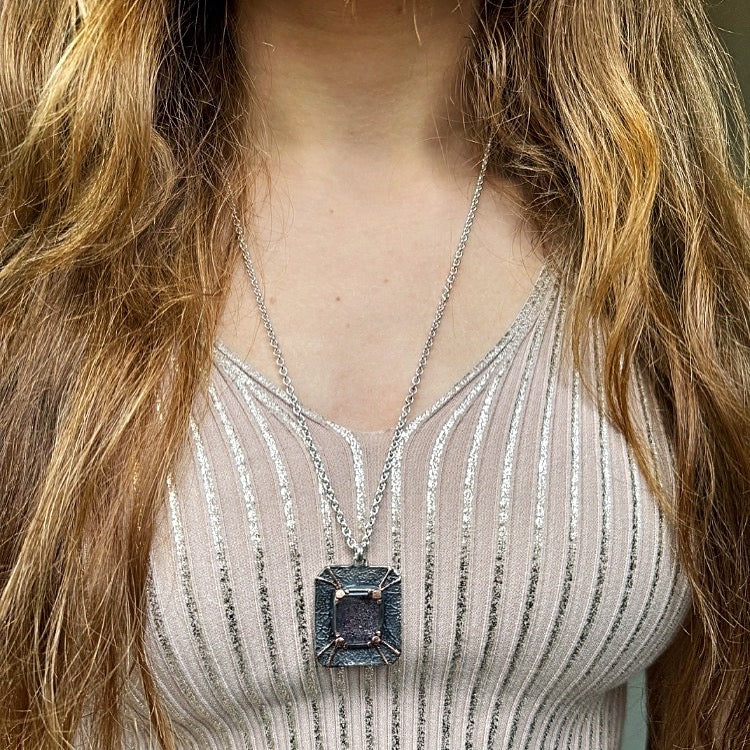 Necklace with crystal quartz with inclusions of hematite
