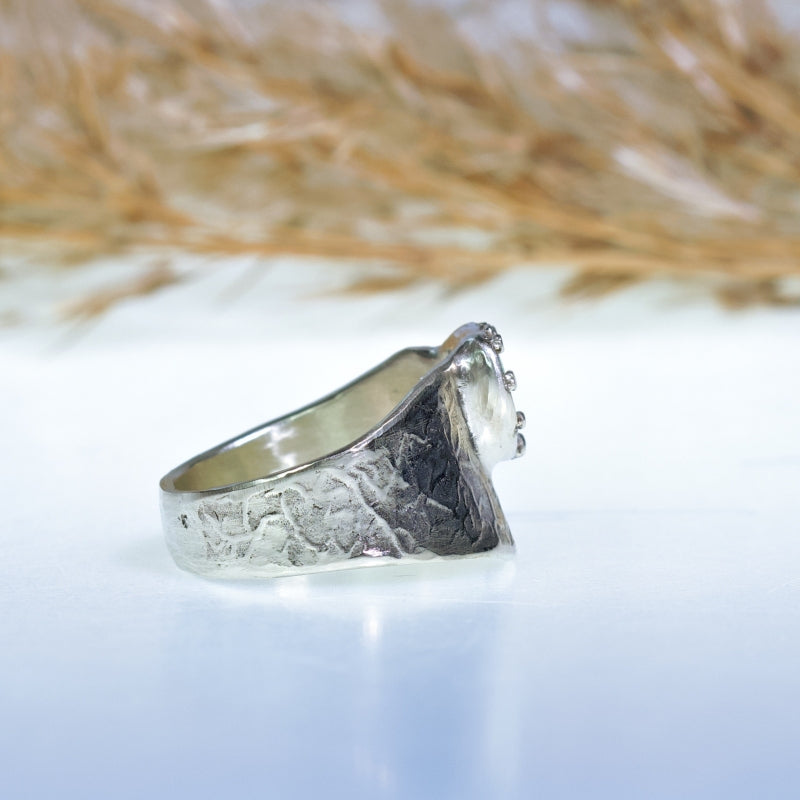 White gold ring Hear Boulder opal