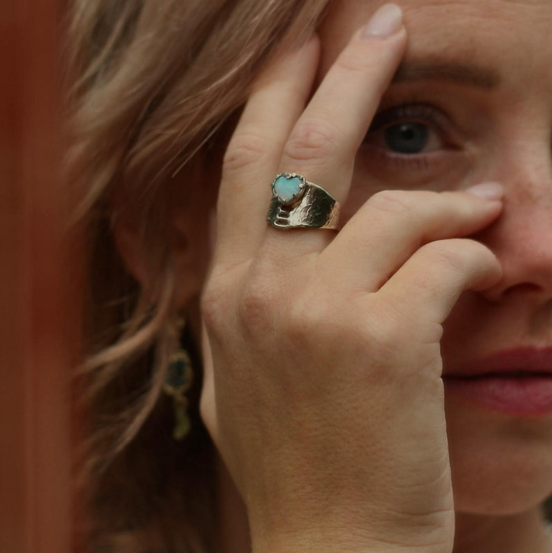 White gold ring Hear Boulder opal