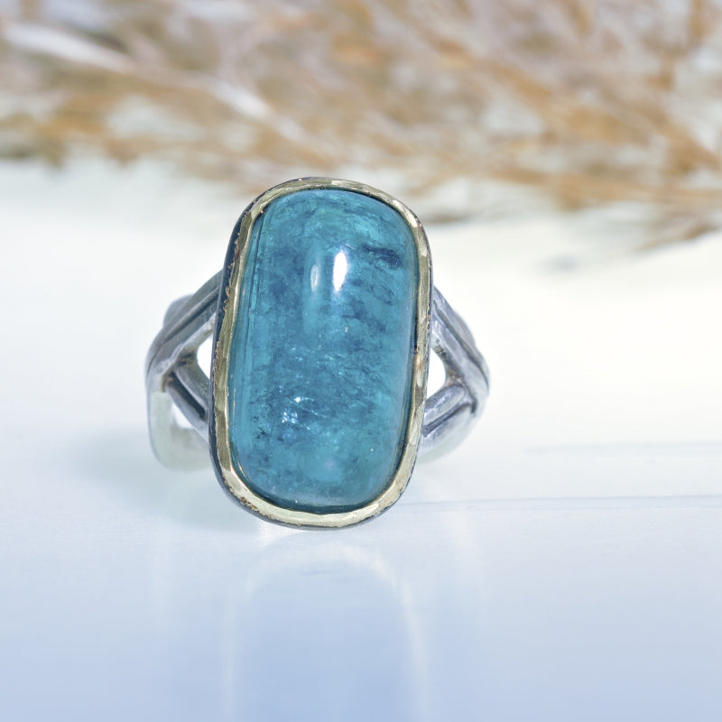 Ring with big blue tourmaline and scallop band