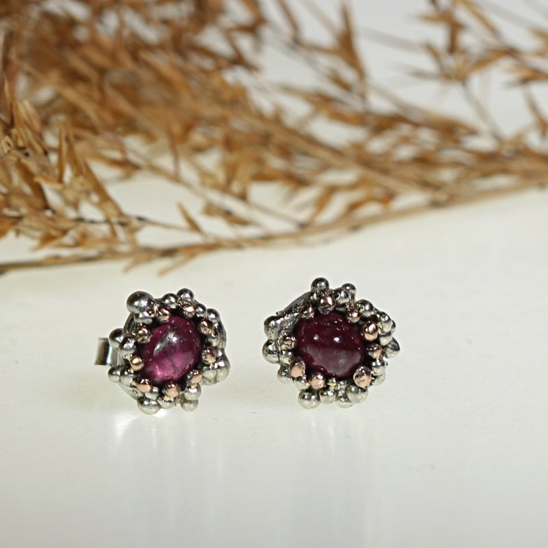 Stud earrings with Winza rubies and structure