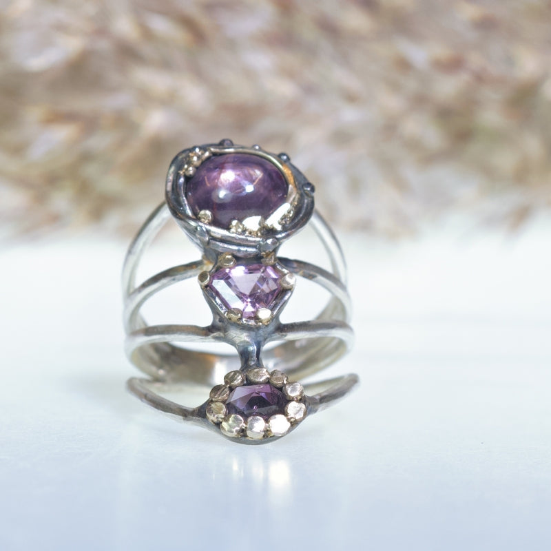 Ring with star ruby and two spinels