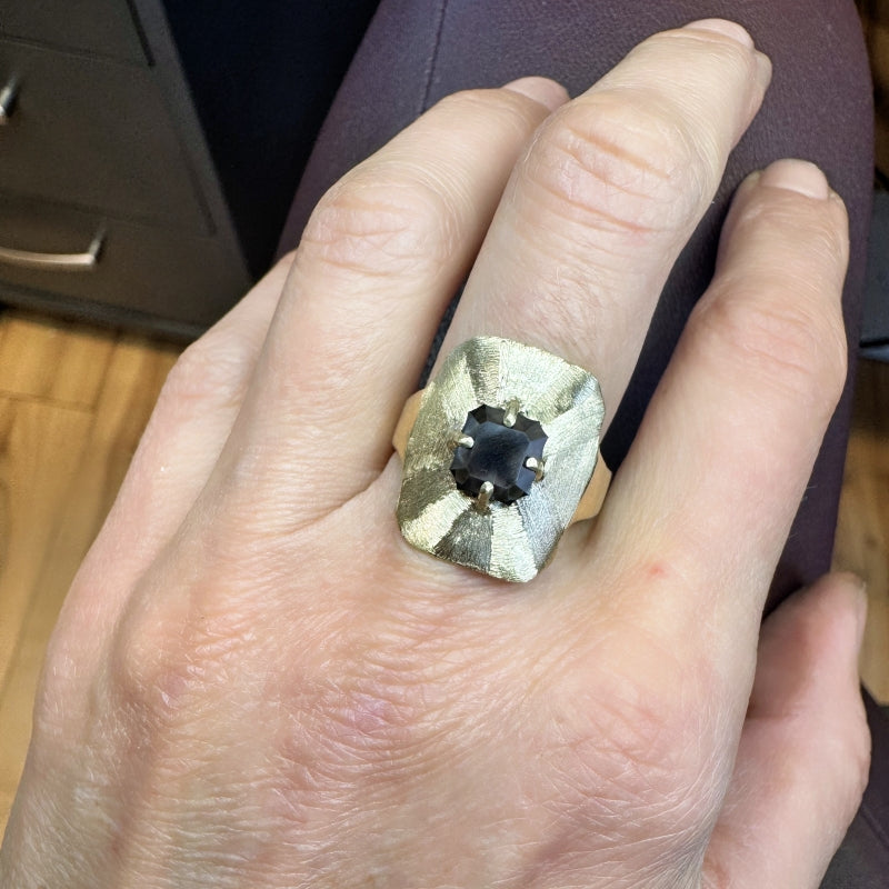 18k gold ring with asteriated diamond