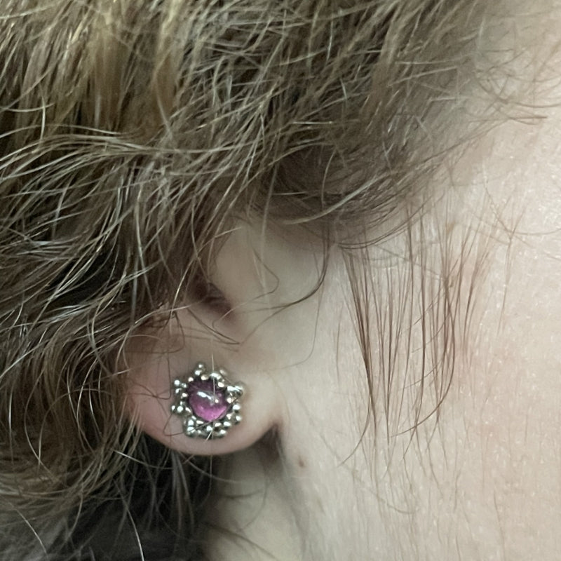 Stud earrings with Winza rubies and structure