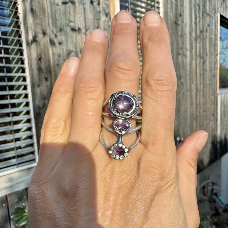 Ring with star ruby and two spinels