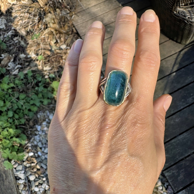 Ring with big blue tourmaline and scallop band
