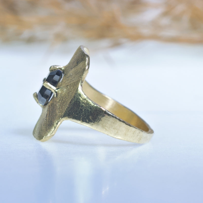 18k gold ring with asteriated diamond
