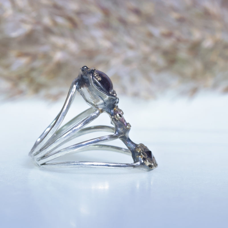 Ring with star ruby and two spinels