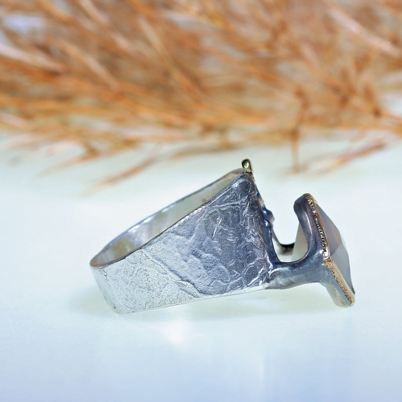 Ring with moonstone