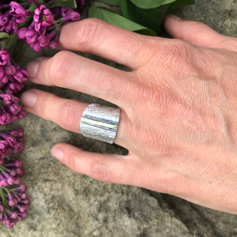 Ring Simply metals with structure and gold line