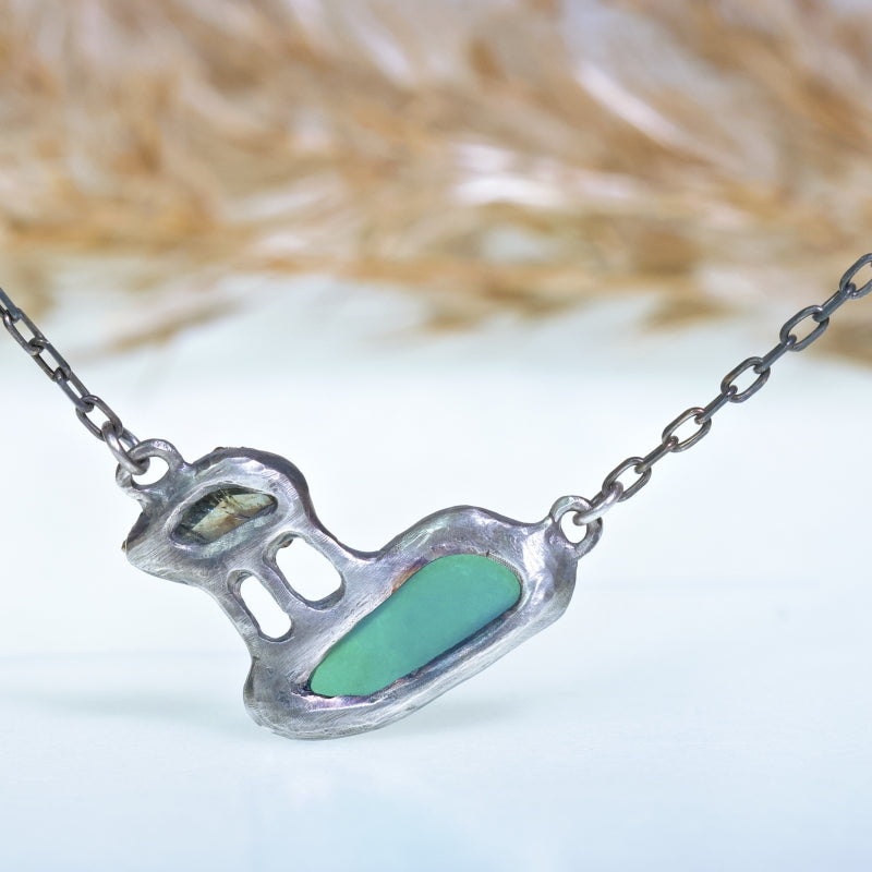Necklace with gemsilica and sapphire