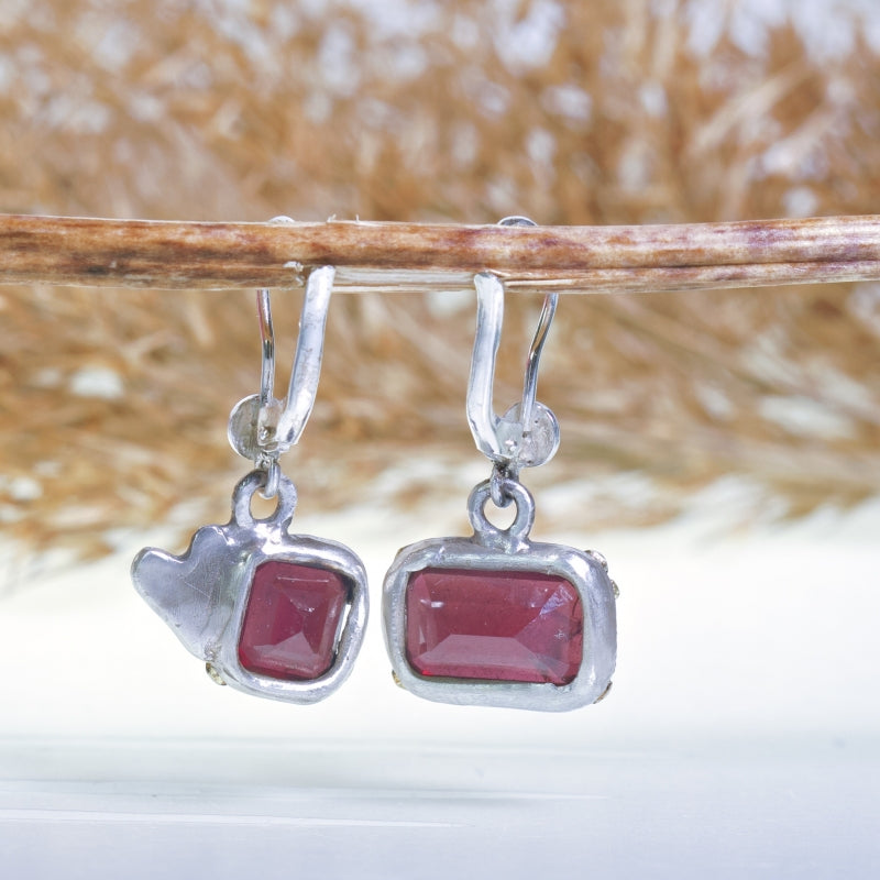 Hanging earrings with garnets and heart