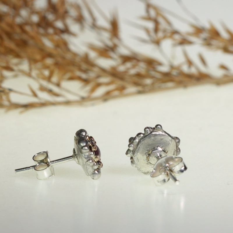 Stud earrings with Winza rubies and structure