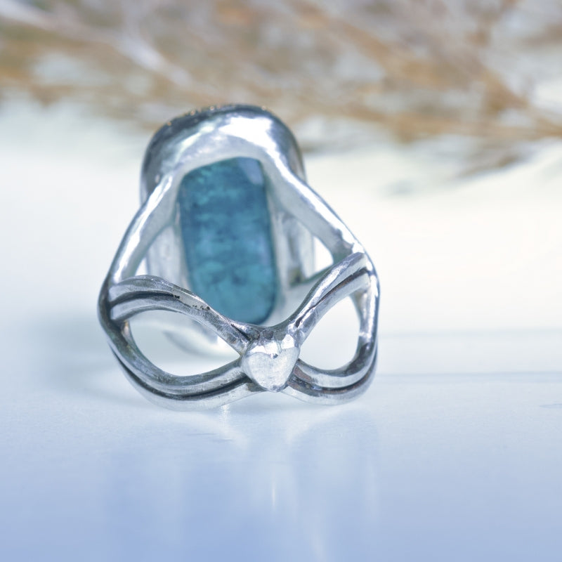 Ring with big blue tourmaline and scallop band