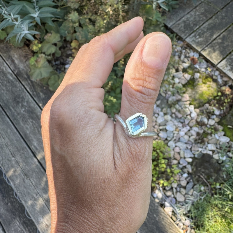 Ring wave with geometric aquamarine